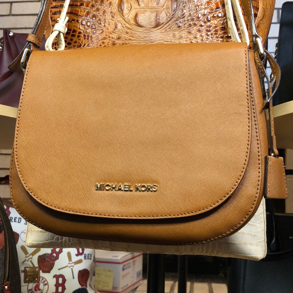 MK BROWN/GOLD MESSENGER LOCK/KEY